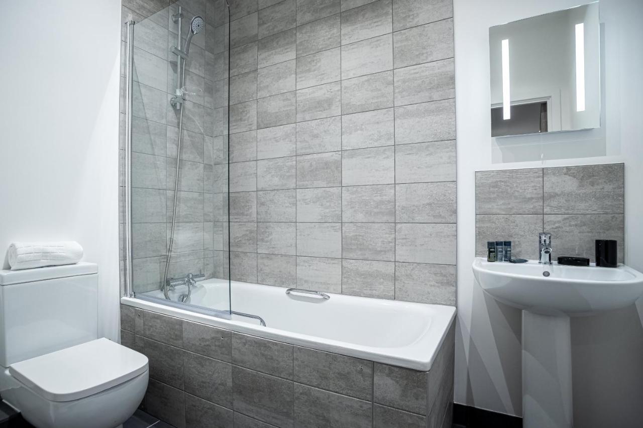 Two Bedroom - Central Peterborough Apartment - Bayard Apartments 외부 사진