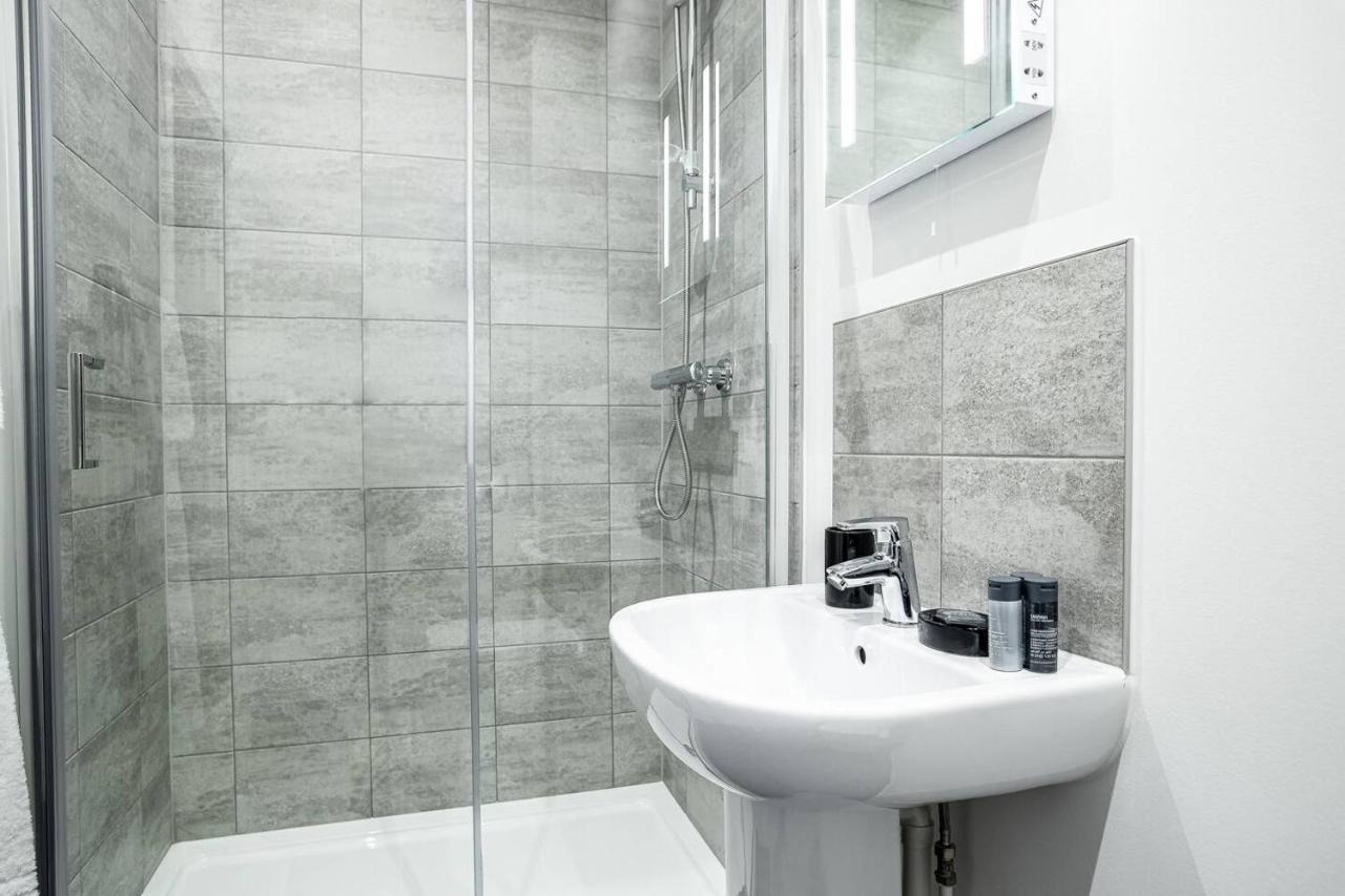 Two Bedroom - Central Peterborough Apartment - Bayard Apartments 외부 사진
